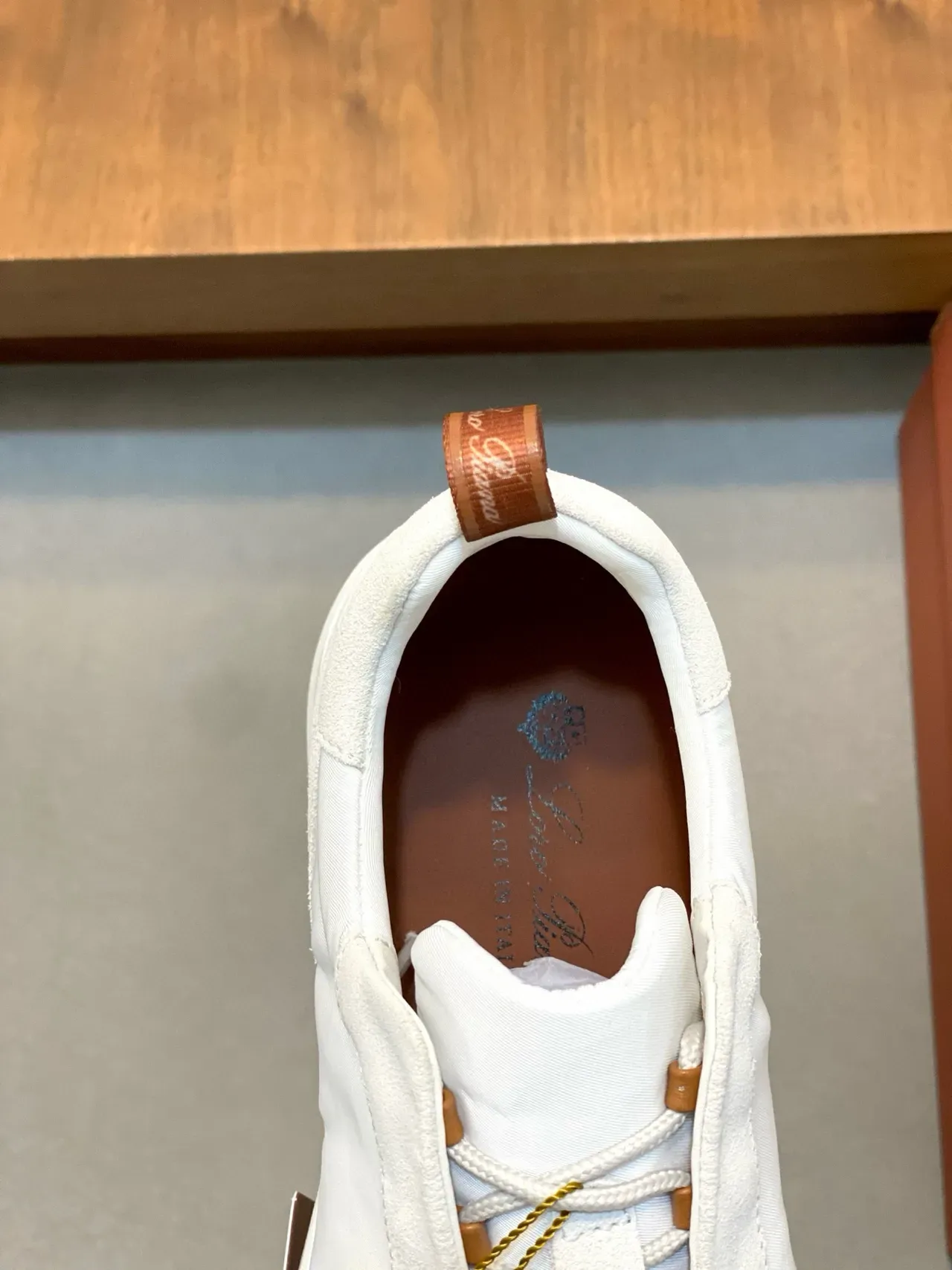 Loro Piana حذاء رياضي أبيض و بني ذو لونين نمط حياة 7