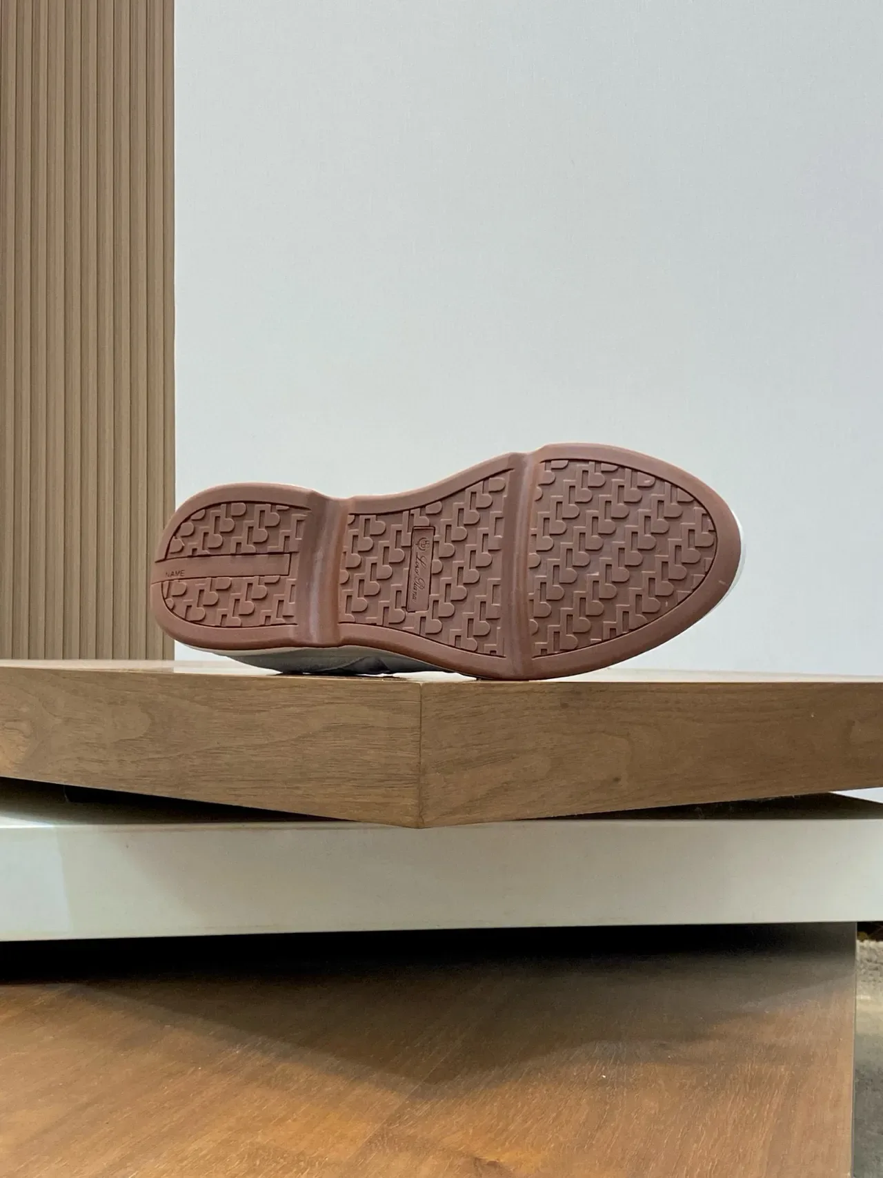 Loro Piana حذاء رياضي أبيض و بني ذو لونين نمط حياة 9