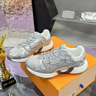Louis Vuitton Arch Light Sneaker Prata metálica tênis lifestyle