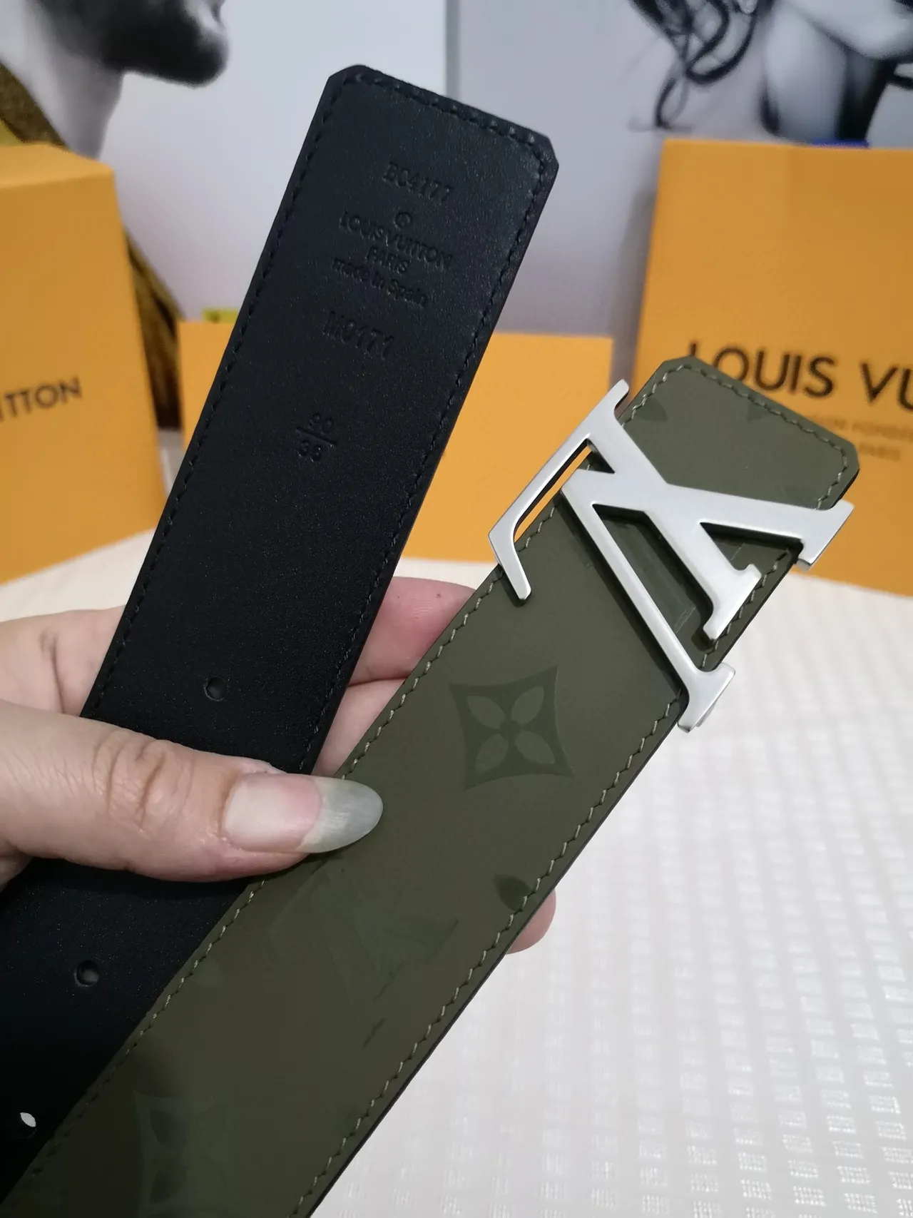 Louis Vuitton সেনি গ্রিন  সিলভার Monogram-Coated Interlocking LV Buckle লেদার বেল्ट 3