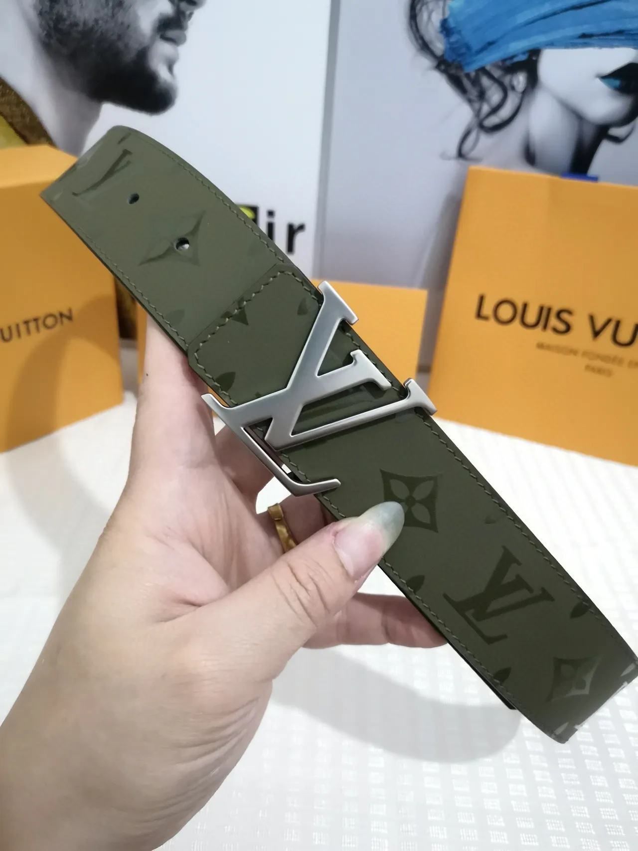 Louis Vuitton সেনি গ্রিন  সিলভার Monogram-Coated Interlocking LV Buckle লেদার বেল्ट 4