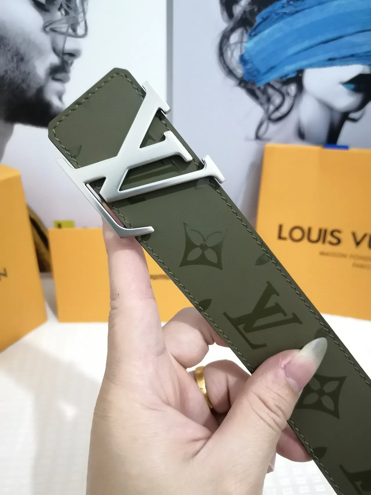 Louis Vuitton সেনি গ্রিন  সিলভার Monogram-Coated Interlocking LV Buckle লেদার বেল्ट 5