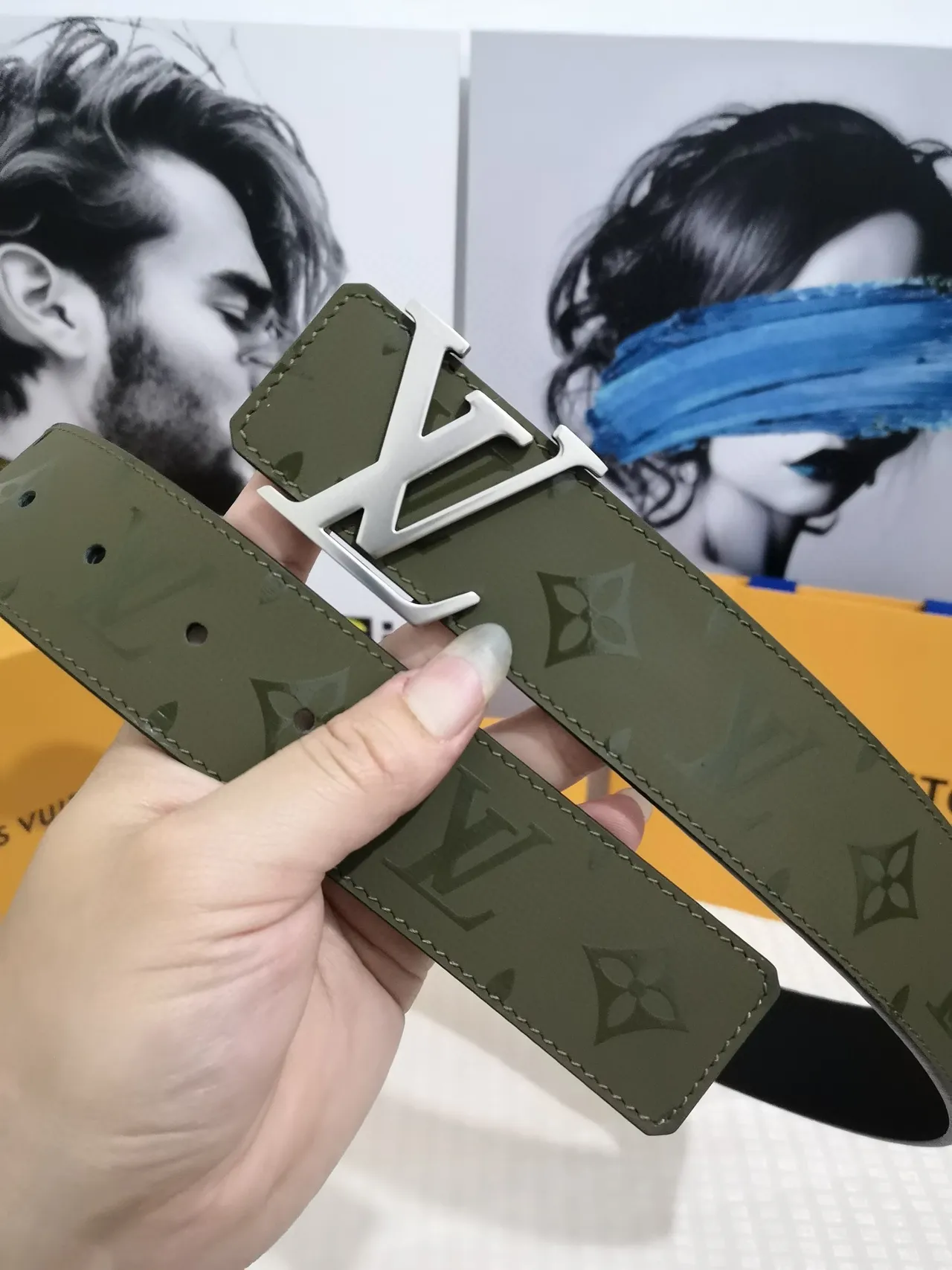 Louis Vuitton সেনি গ্রিন  সিলভার Monogram-Coated Interlocking LV Buckle লেদার বেল्ट 6