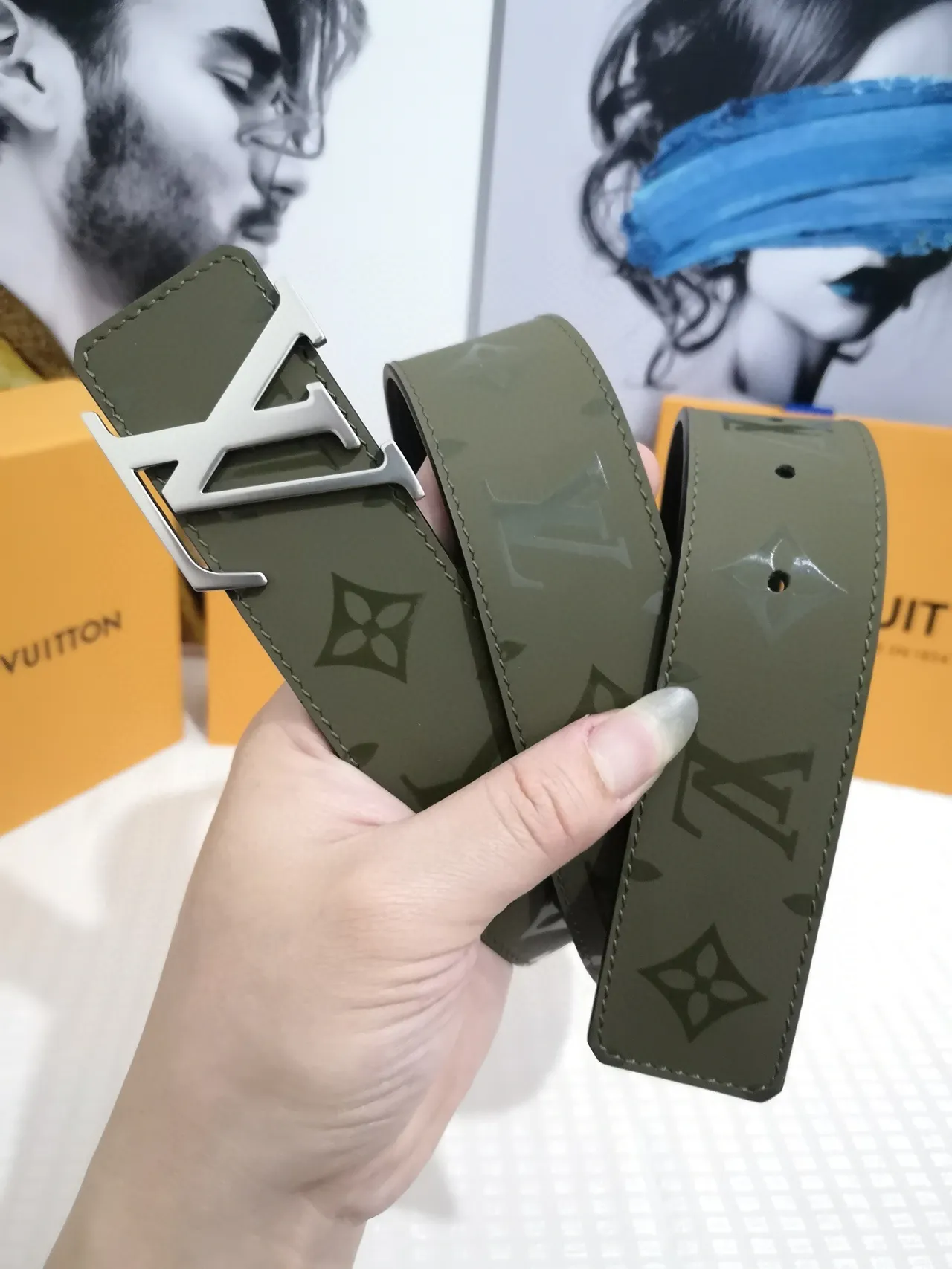Louis Vuitton সেনি গ্রিন  সিলভার Monogram-Coated Interlocking LV Buckle লেদার বেল्ट 7