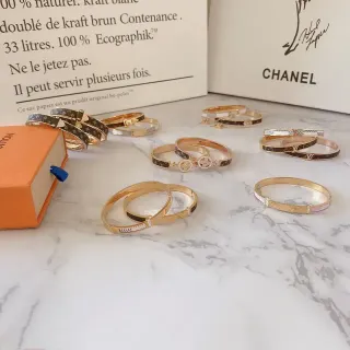 Louis Vuitton سوار معدني مونوغرام كانفاس ذهبي بني