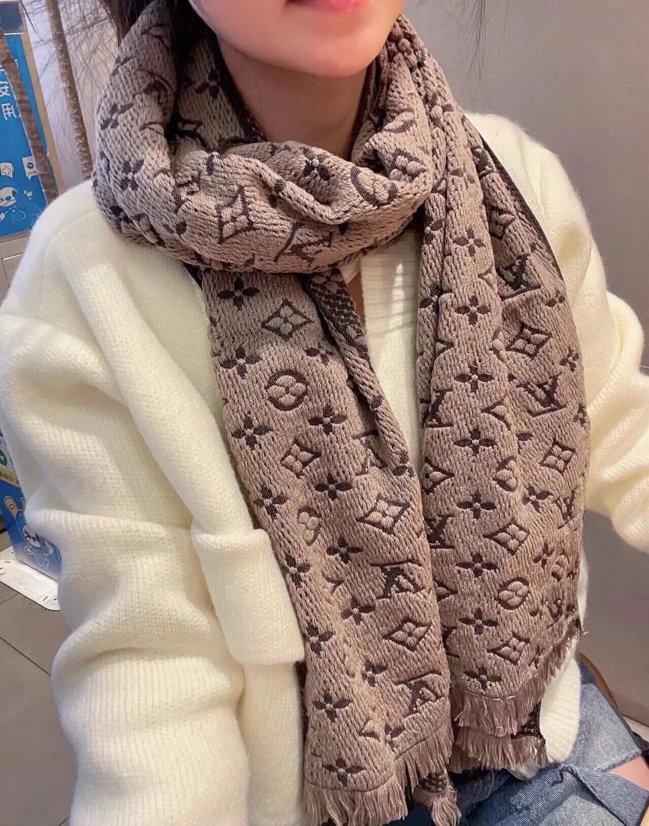 Louis Vuitton وشاح كشمير بيجي رمادي مونوغرام جاكارد محبوك حواف فرنجية 2