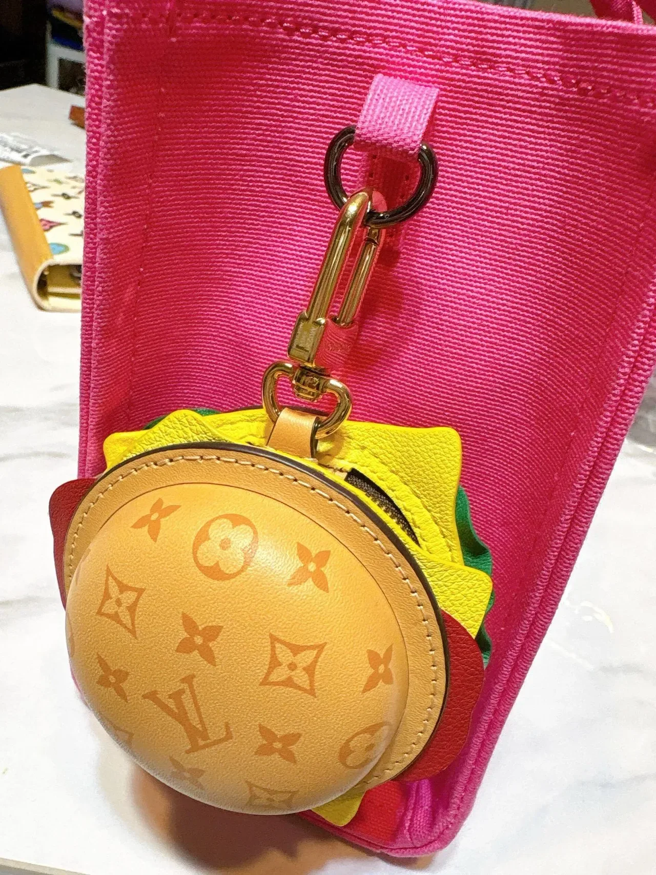 Sac bandoulière Louis Vuitton beige multicolor en forme de burger monogramme en cuir 3