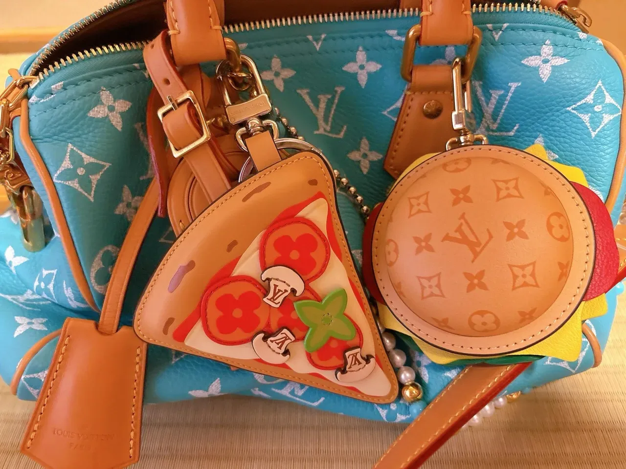 Sac bandoulière Louis Vuitton beige multicolor en forme de burger monogramme en cuir 4