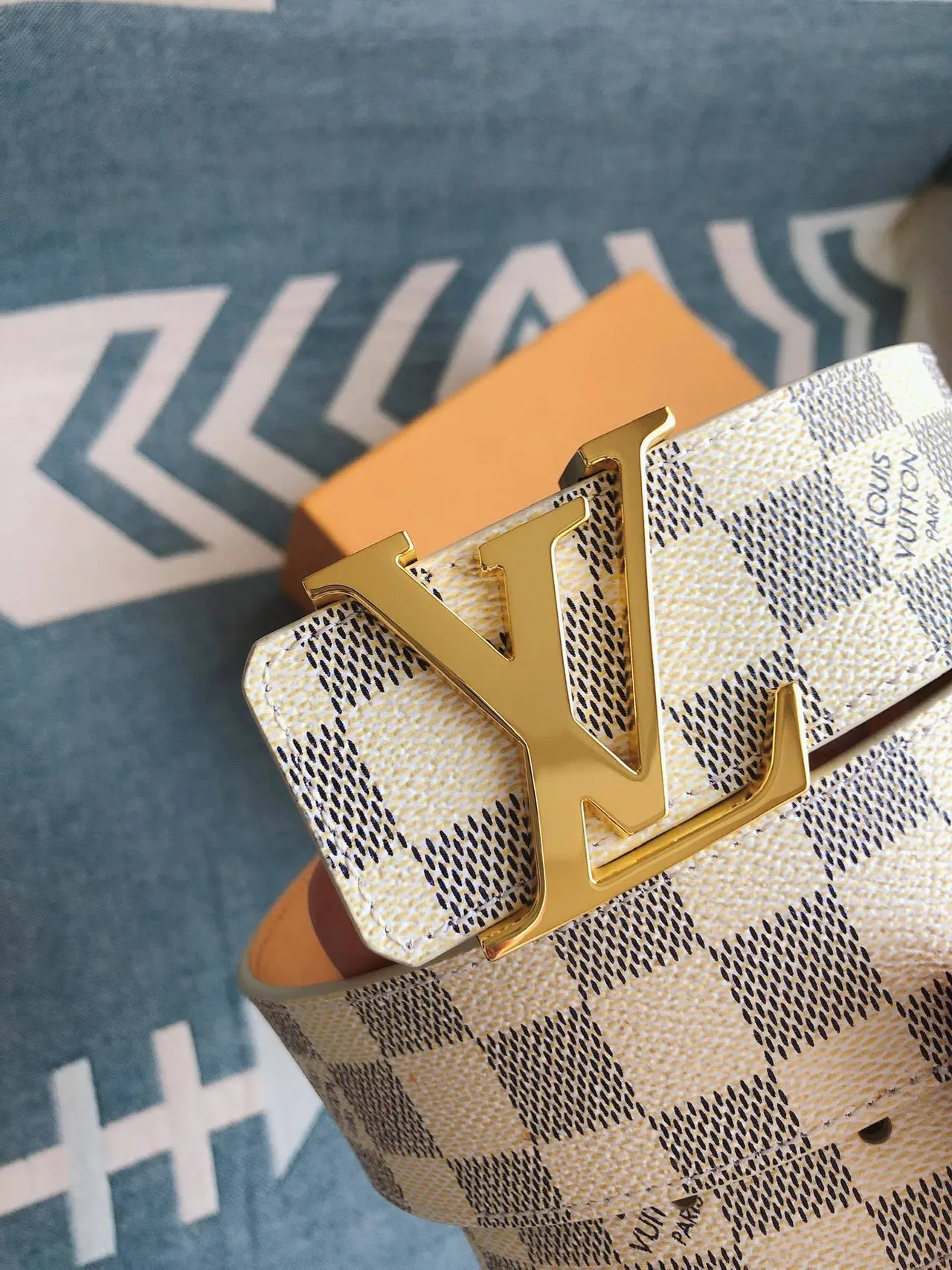 Louis Vuitton Cinto de couro Damier Azur Beige Navy Canvas fivela LV em dourado 9