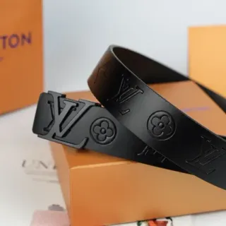 Louis Vuitton काली इंबॉस्ड मॉनोग्राम फ्लोरल मोटिफ चमड़े का बेल्ट