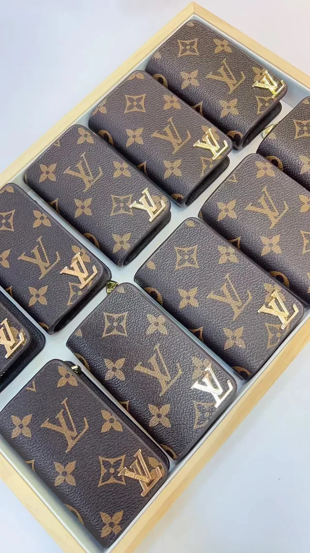 路易威登黑色金色印花涂层帆布LV Logo徽章卡片夹 2