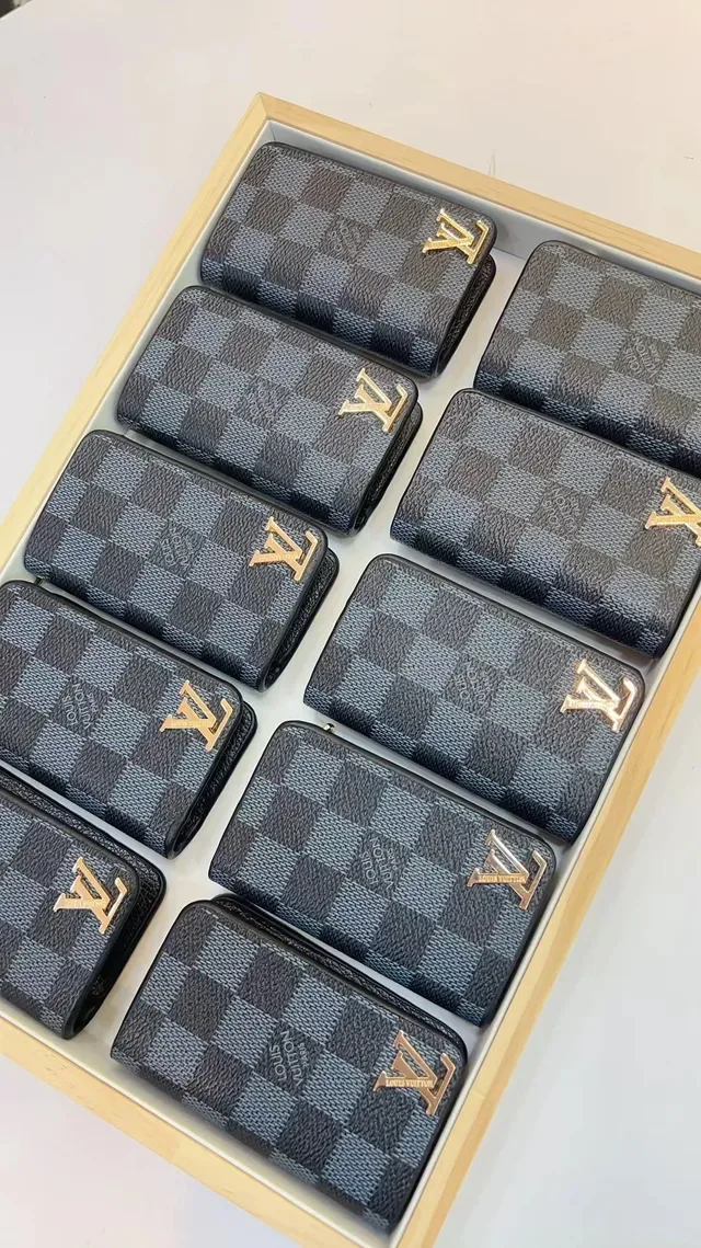 路易威登黑色金色印花涂层帆布LV Logo徽章卡片夹 3