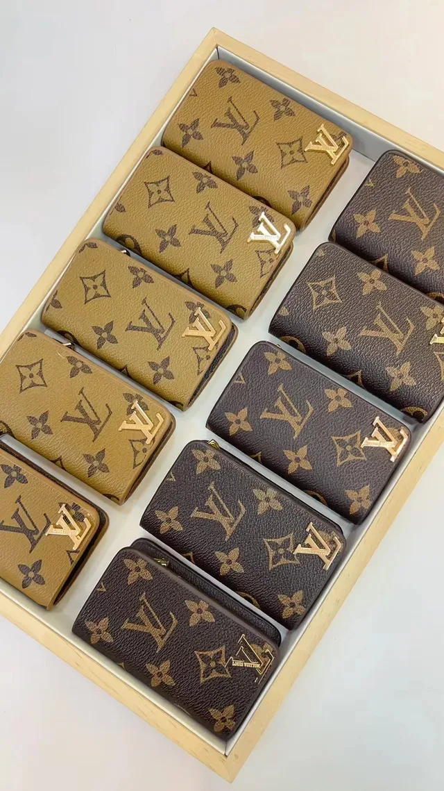 路易威登黑色金色印花涂层帆布LV Logo徽章卡片夹 4