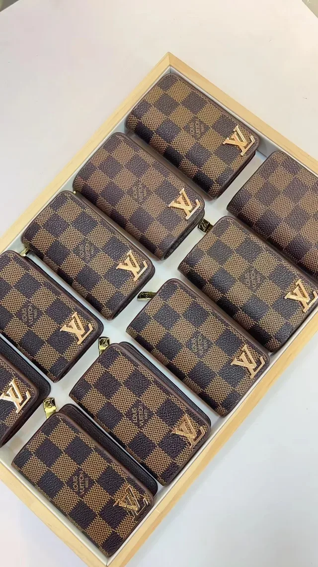 路易威登黑色金色印花涂层帆布LV Logo徽章卡片夹 6