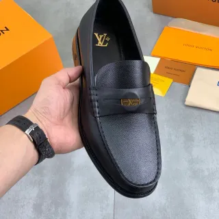 Louis Vuitton কালো সোনালি পেবল্ড লেদার মেটাল এলভি বাকেল স্ট্র্যাপ লুফার