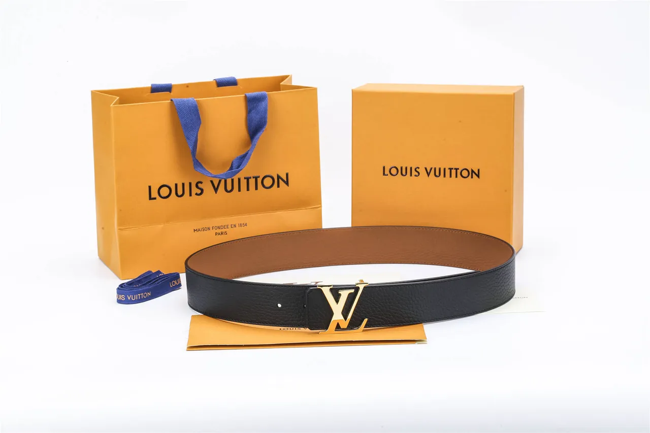 Louis Vuitton Cinto de couro preto com fivela dourada e monograma granulado 2