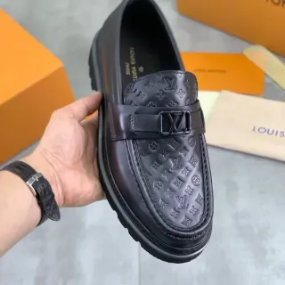 Louis Vuitton काला मोनोग्राम-एम्बॉस्ड चमड़ा LV बकल स्ट्रैप लोफर