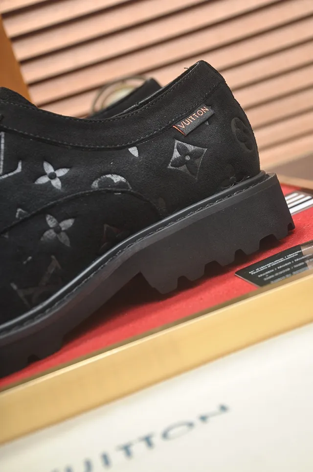 Louis Vuitton Sapatos Derby de Camurça Preto com Solado Grosso e Lug Sole 2