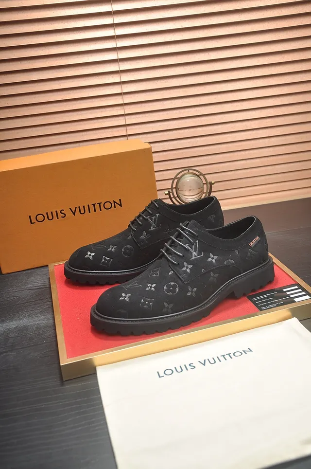 Louis Vuitton Sapatos Derby de Camurça Preto com Solado Grosso e Lug Sole 4