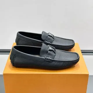 Louis Vuitton কালো পেবল্ড চামড়া মেটালিক LV বাকল লোফার