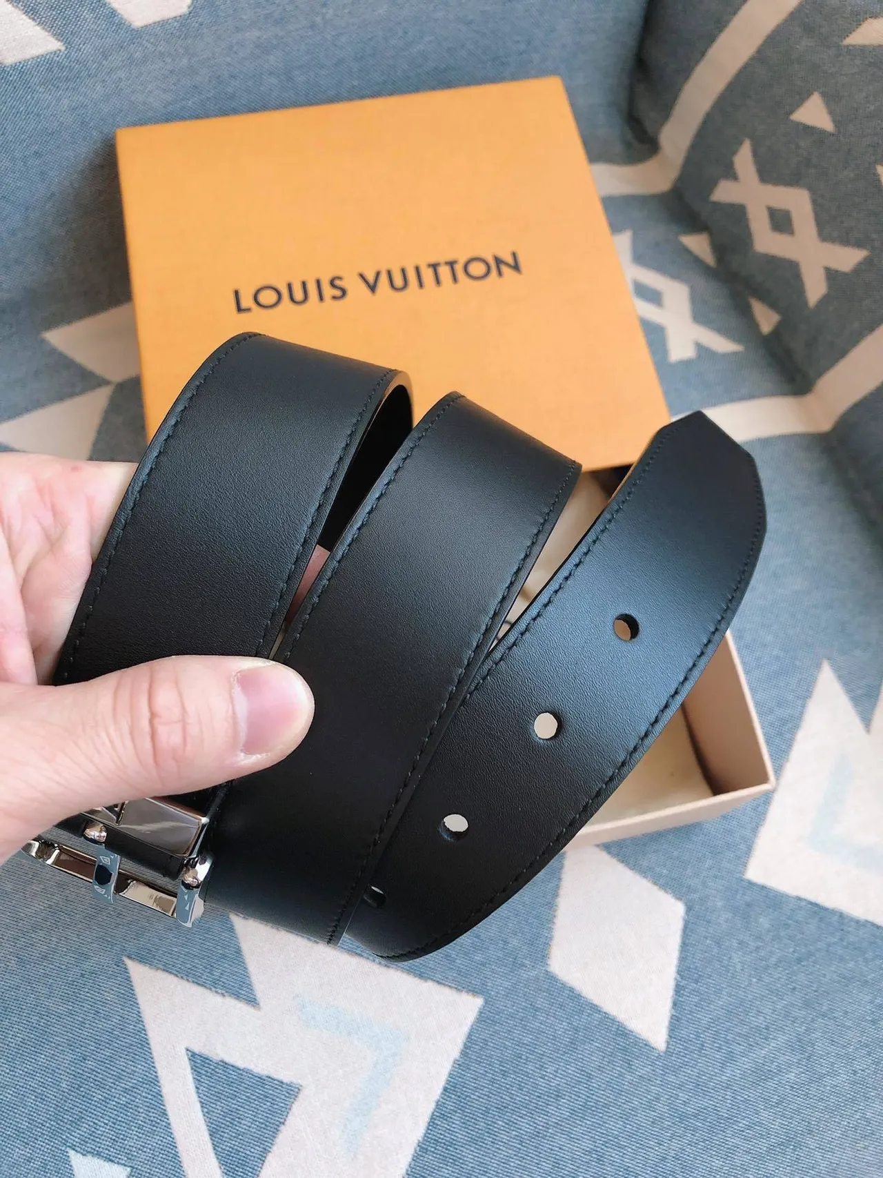 Louis Vuitton Cinturón de cuero negro plateado pulido rectangular hebilla LV monograma grabado placa lateral 2