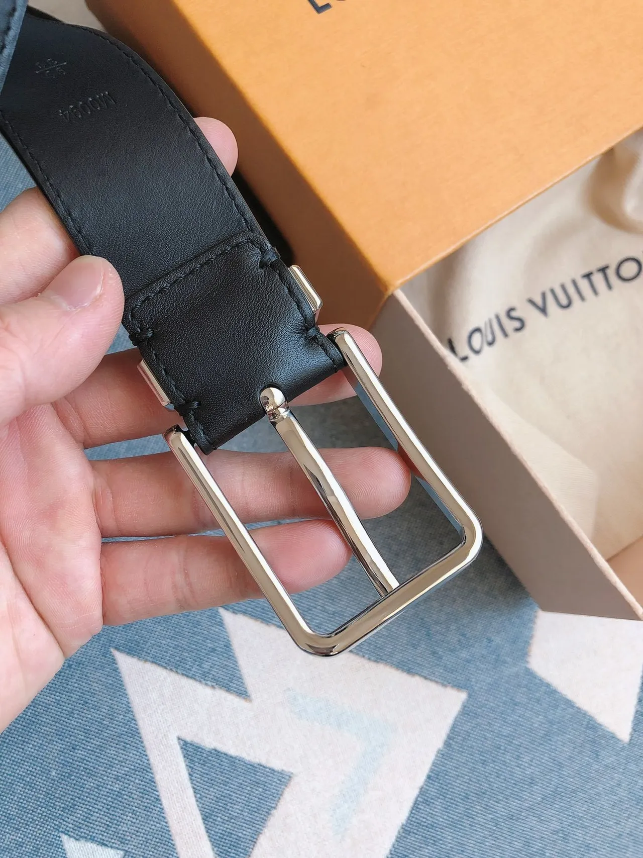 Louis Vuitton Cinturón de cuero negro plateado pulido rectangular hebilla LV monograma grabado placa lateral 4