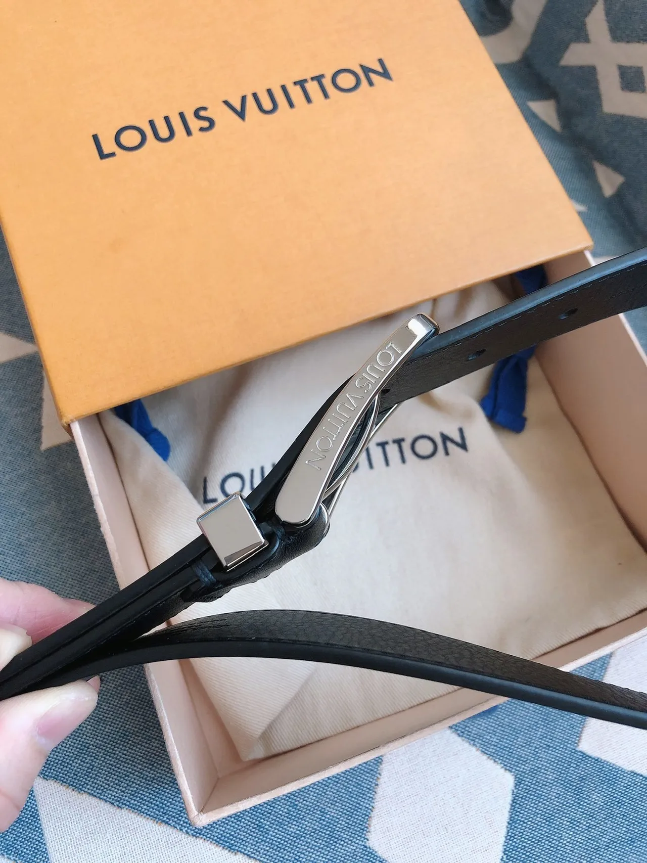 Louis Vuitton Cinturón de cuero negro plateado pulido rectangular hebilla LV monograma grabado placa lateral 5