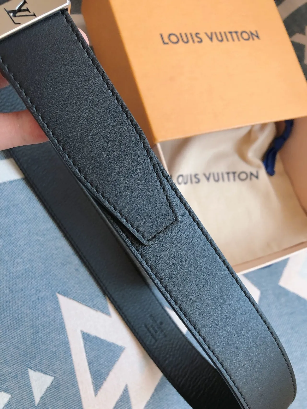 Louis Vuitton Cinturón de cuero negro plateado pulido rectangular hebilla LV monograma grabado placa lateral 6