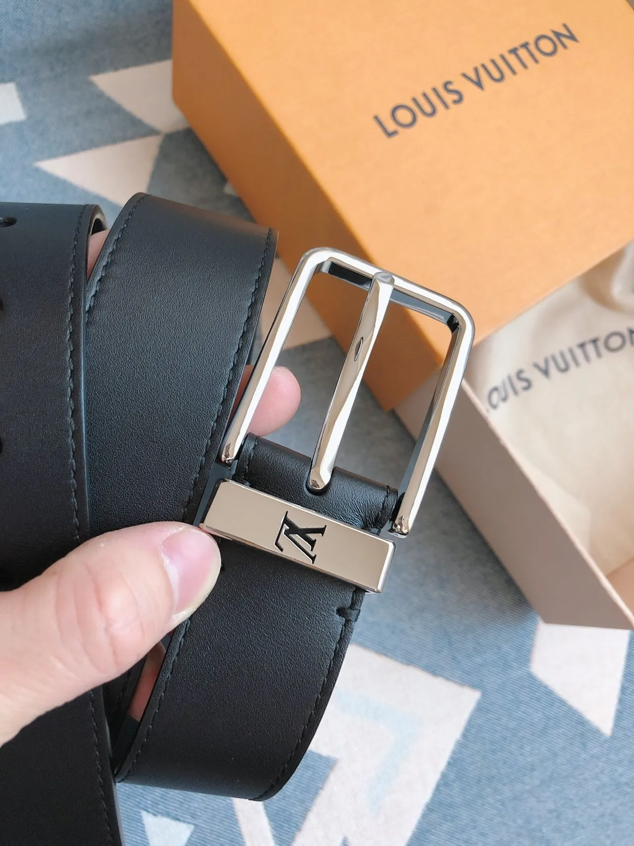 Louis Vuitton Cinturón de cuero negro plateado pulido rectangular hebilla LV monograma grabado placa lateral 8