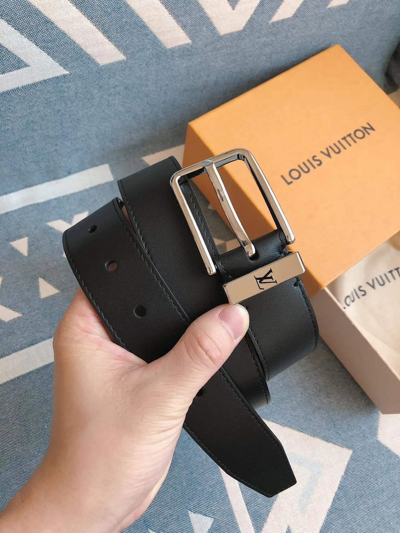 Louis Vuitton Cinturón de cuero negro plateado pulido rectangular hebilla LV monograma grabado placa lateral 9