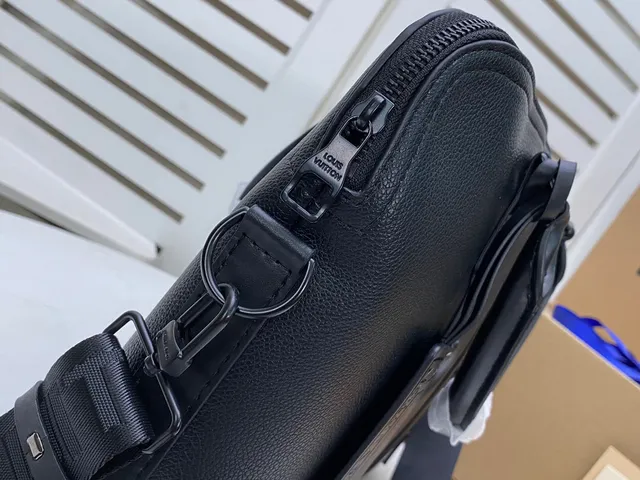 Louis Vuitton काला संरचित चमड़े का बोस्टन बैग 4