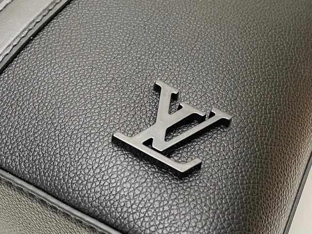 Louis Vuitton काला संरचित चमड़े का बोस्टन बैग 5