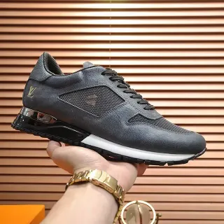 Louis Vuitton Zapatillas Lifestyle Negras Blancas de Cuero-Malla Híbrida con Acento en Monograma Dorado