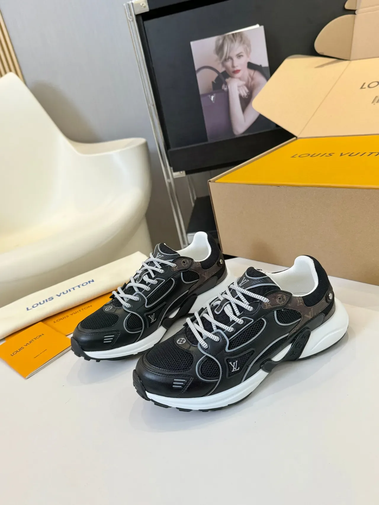 Louis Vuitton Sneakers Chunky Negro y Blanco Construcción de Múltiples Paneles Monogram Lona Acentos 2