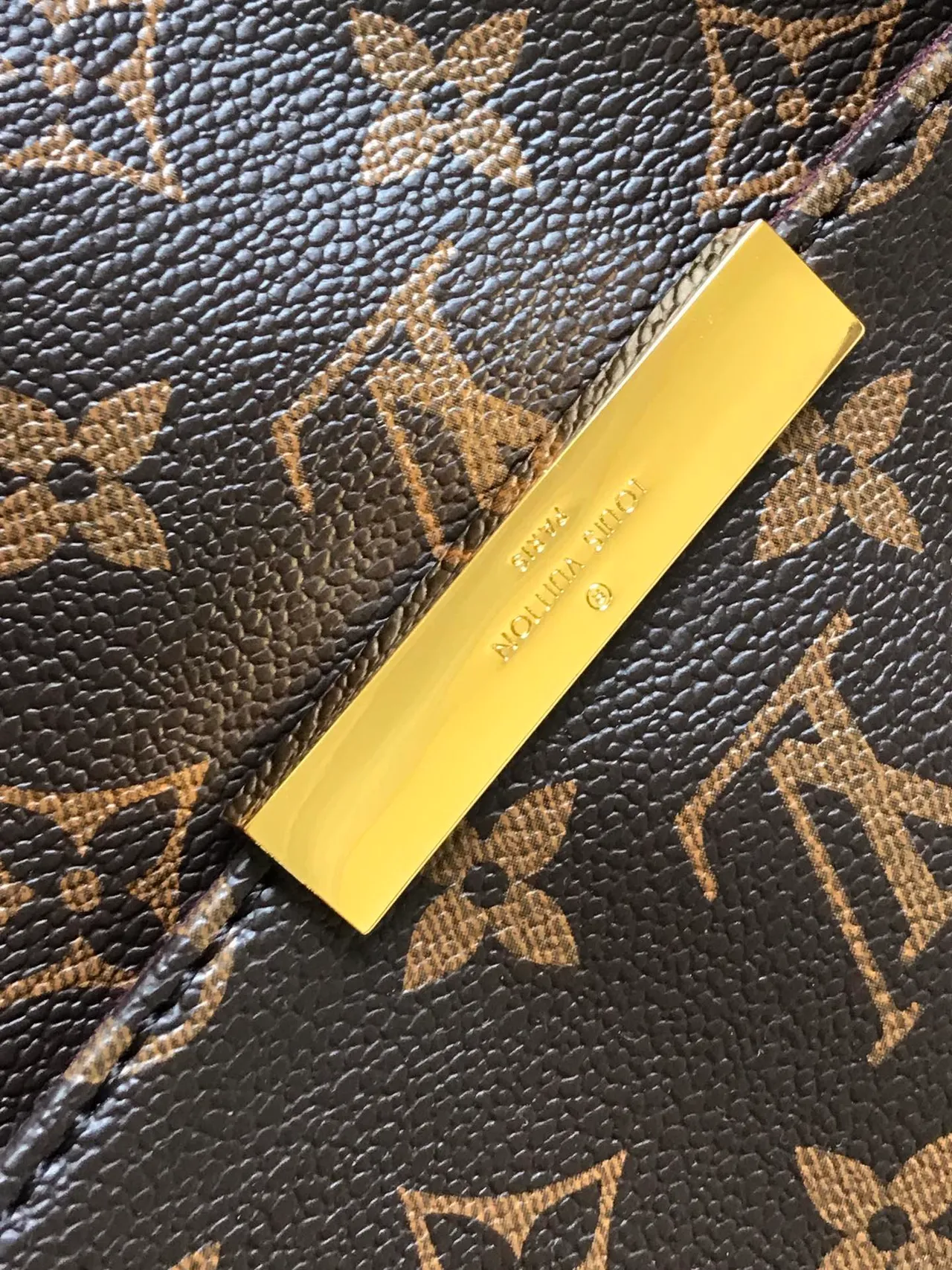 Bolsa de corrente Louis Vuitton marrom com dourado monograma lona recoberta fechamento de aba 2