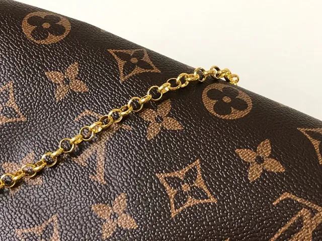 Bolsa de corrente Louis Vuitton marrom com dourado monograma lona recoberta fechamento de aba 4