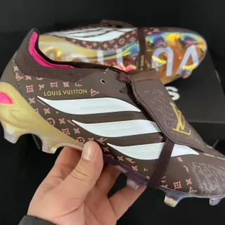 Louis Vuitton Marron Rose Chaussure de football à coupe basse, empeine imprimée monogramme, surface ferme, chaussures de football