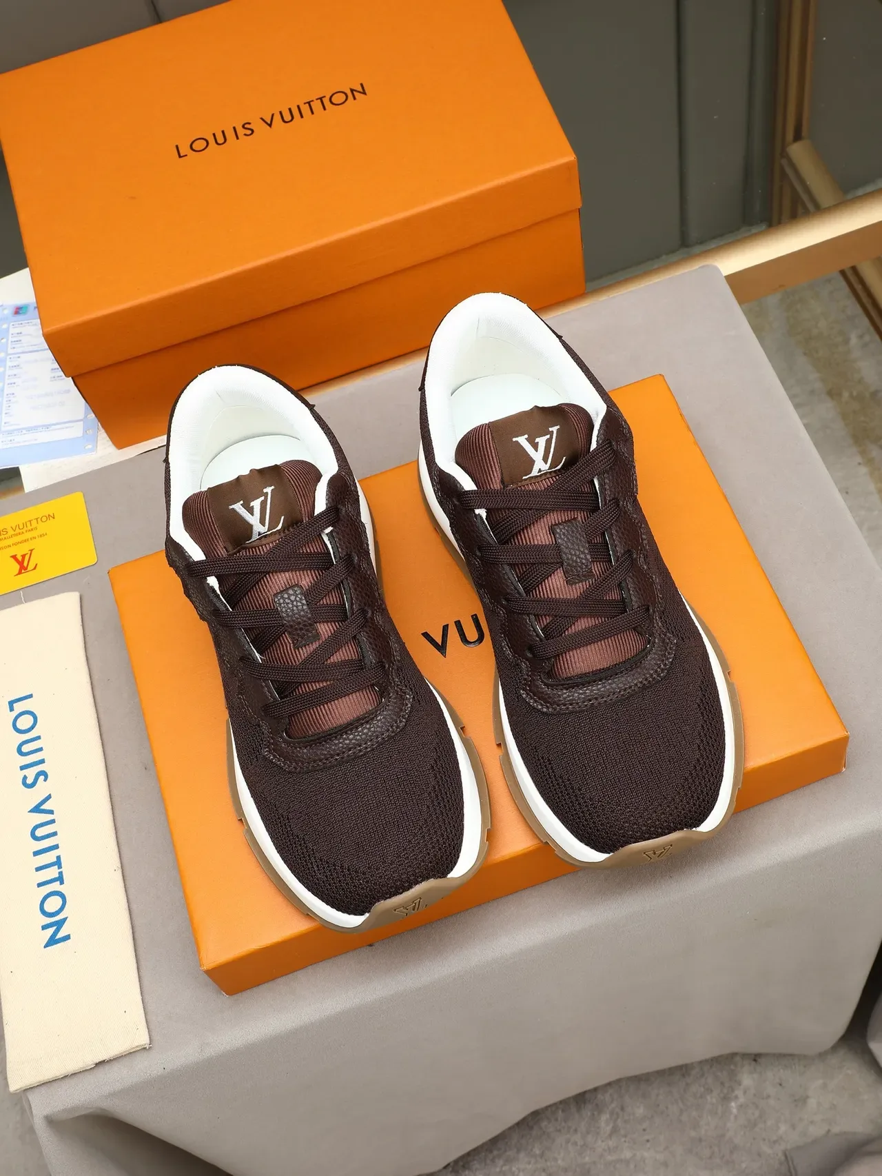 Louis Vuitton بني أبيض أعلى نسيج لمسات جلد Pebbled حذاء أسلوب حياة 2