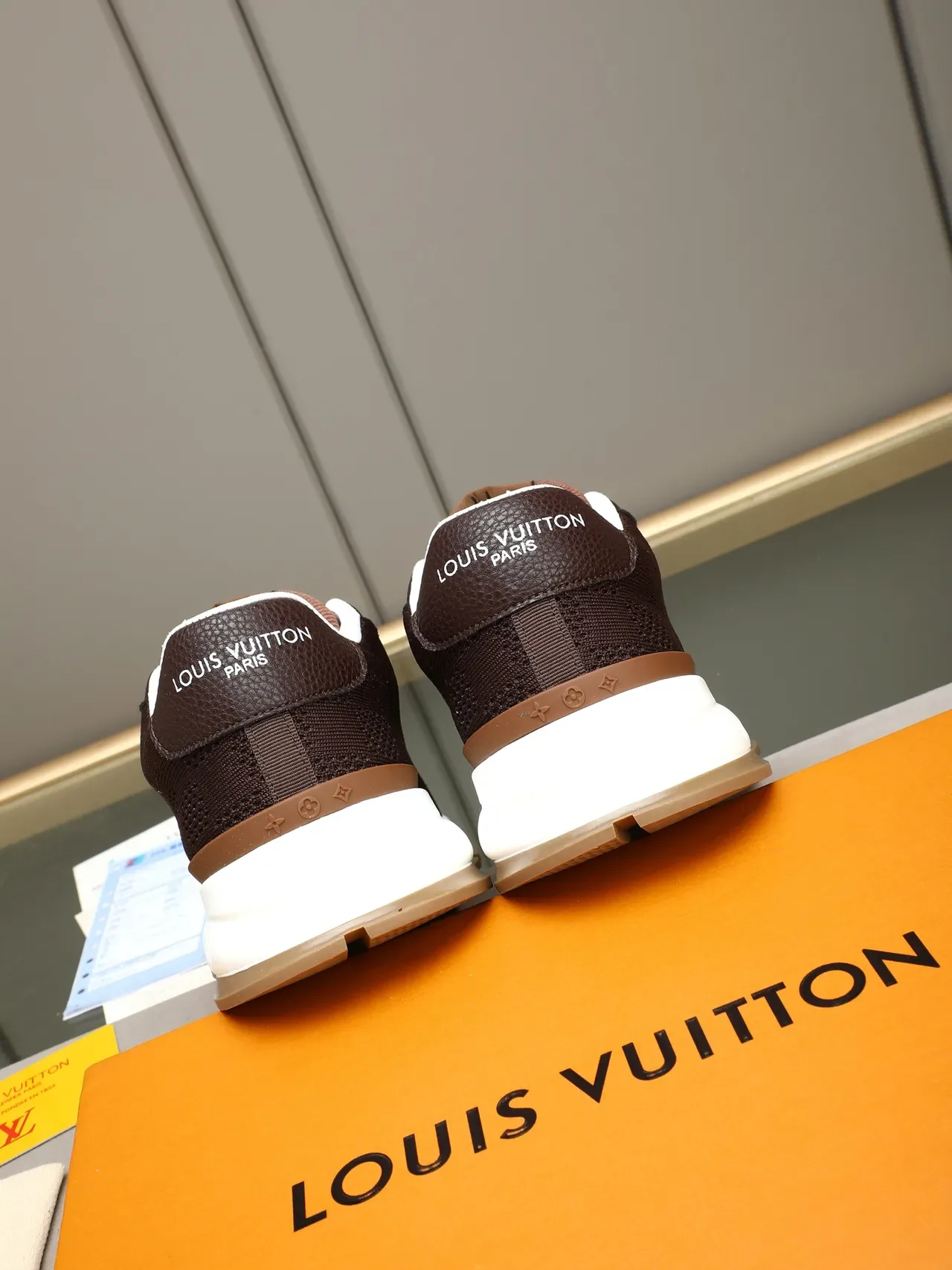 Louis Vuitton بني أبيض أعلى نسيج لمسات جلد Pebbled حذاء أسلوب حياة 3