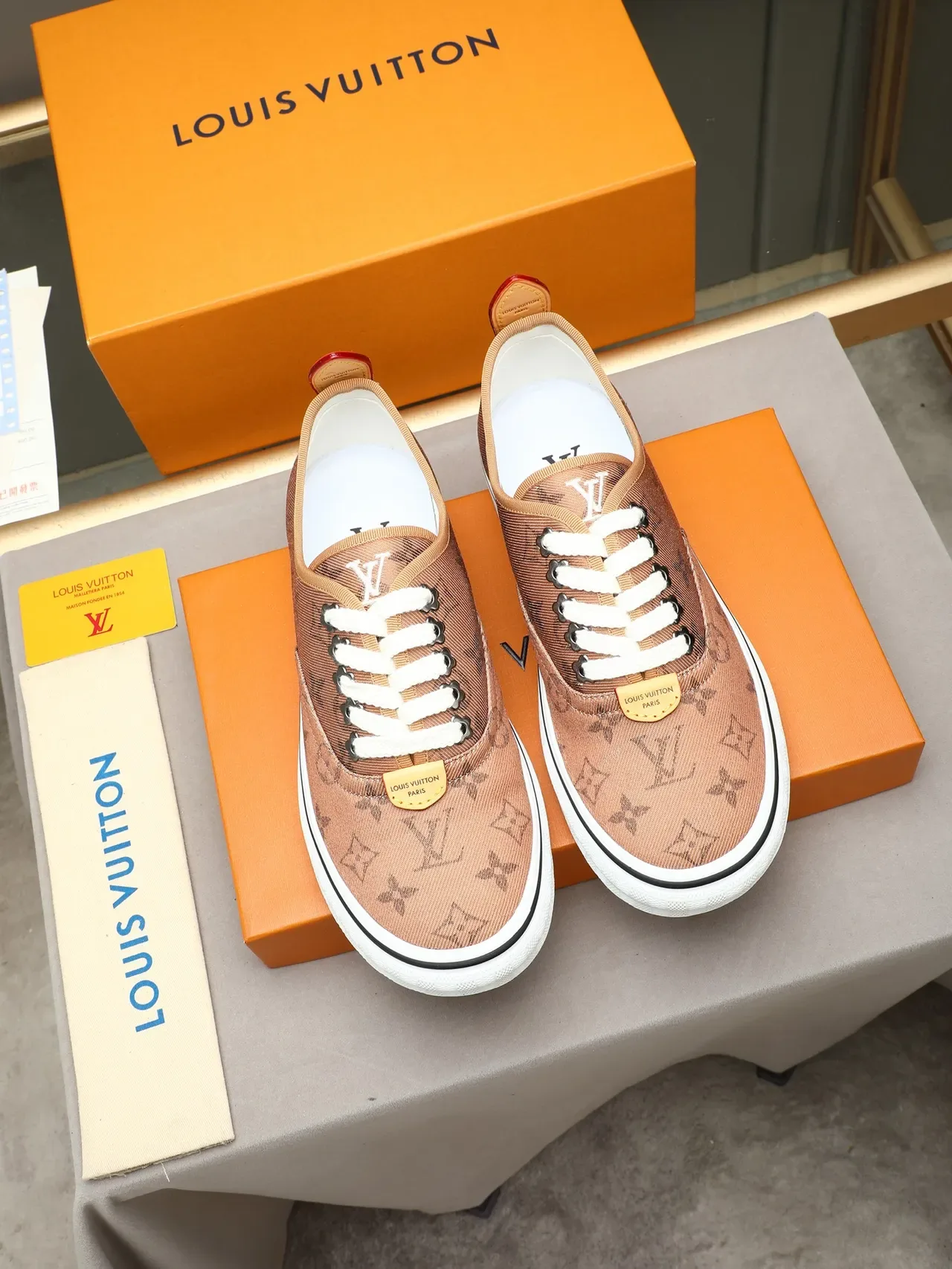 Louis Vuitton Marrom Branco Monograma Canvas Sola Vulcanizada Lifestyle Sneakers 2