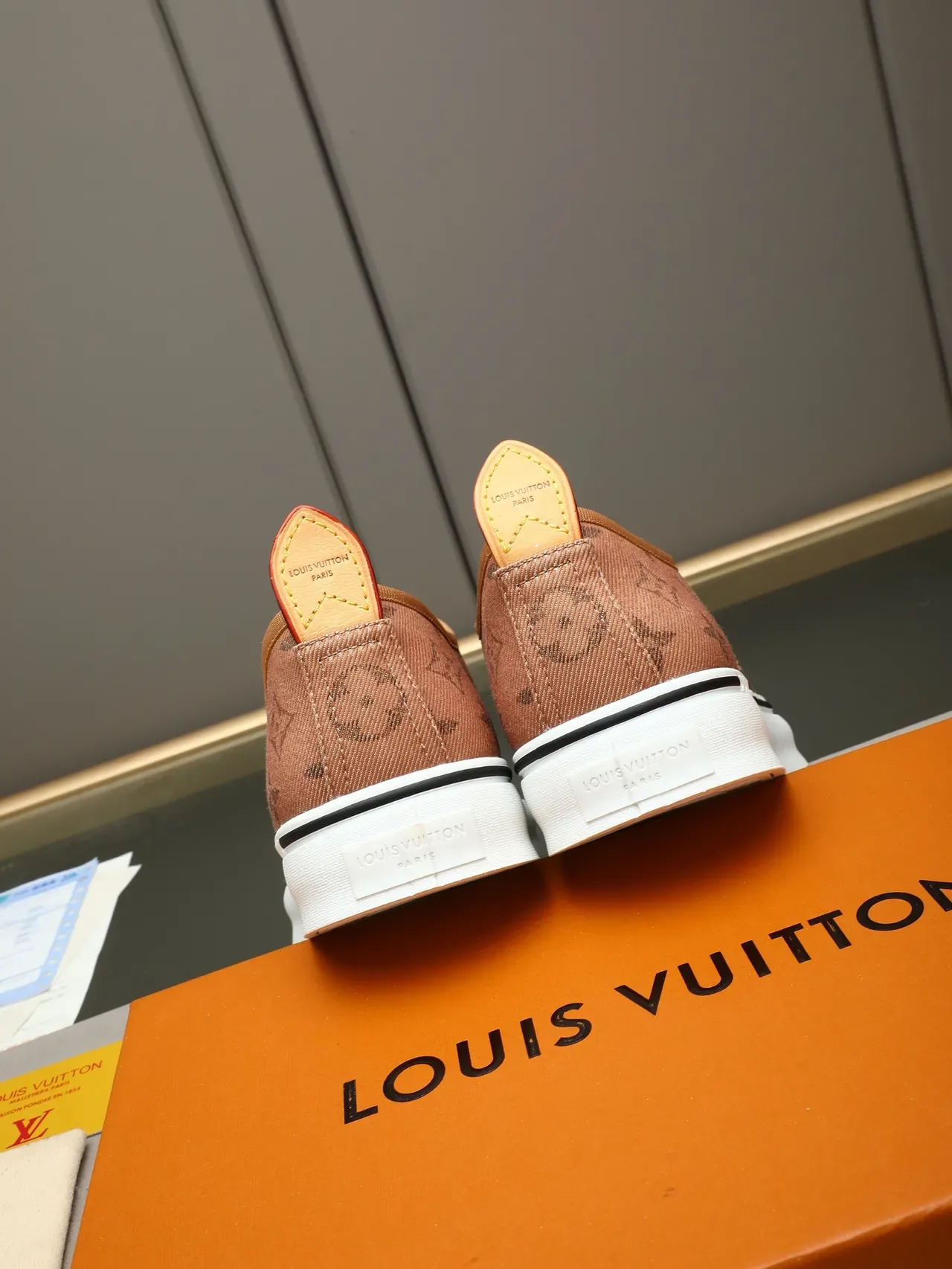 Louis Vuitton Marrom Branco Monograma Canvas Sola Vulcanizada Lifestyle Sneakers 3