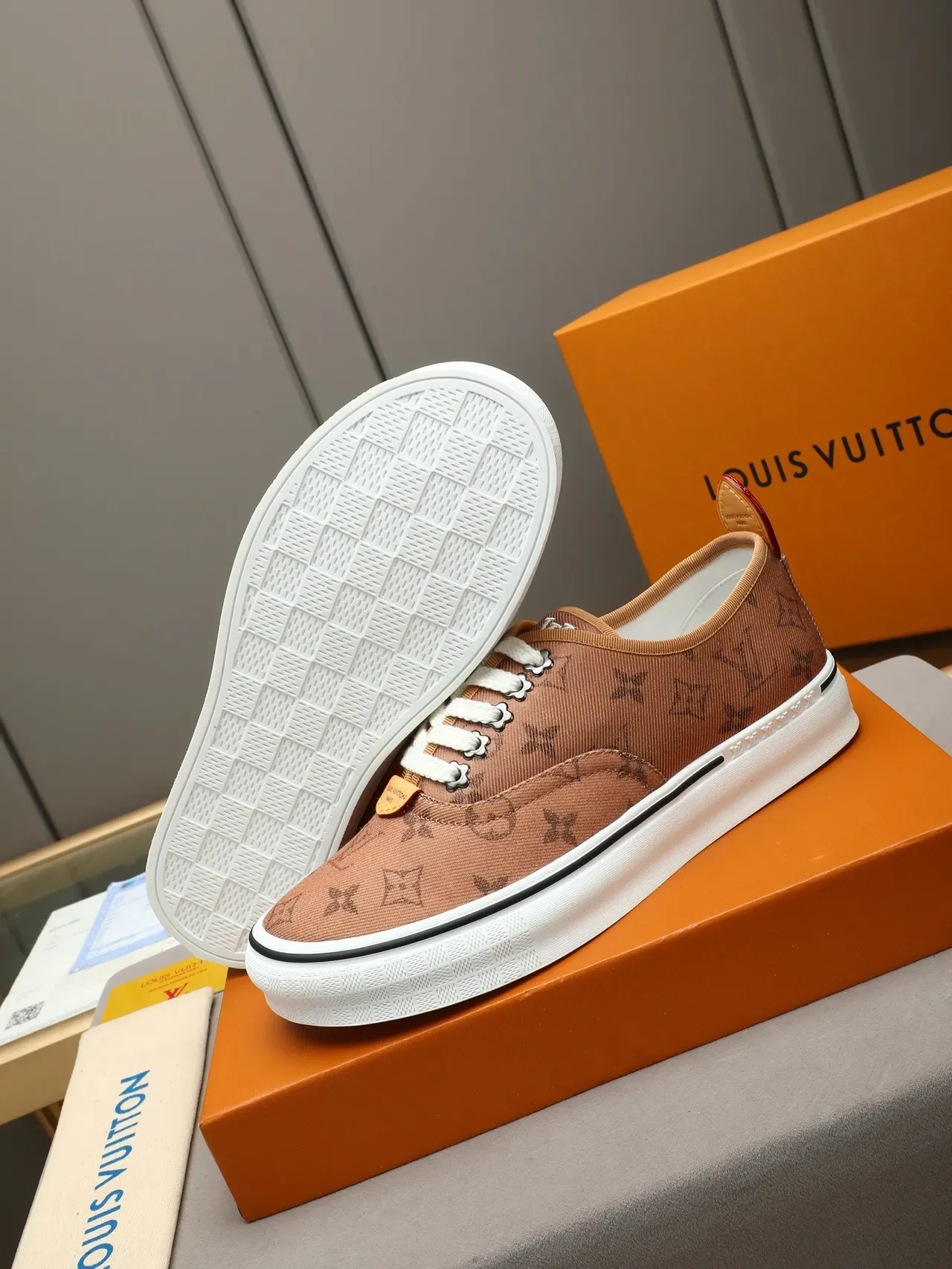 Louis Vuitton Marrom Branco Monograma Canvas Sola Vulcanizada Lifestyle Sneakers 4