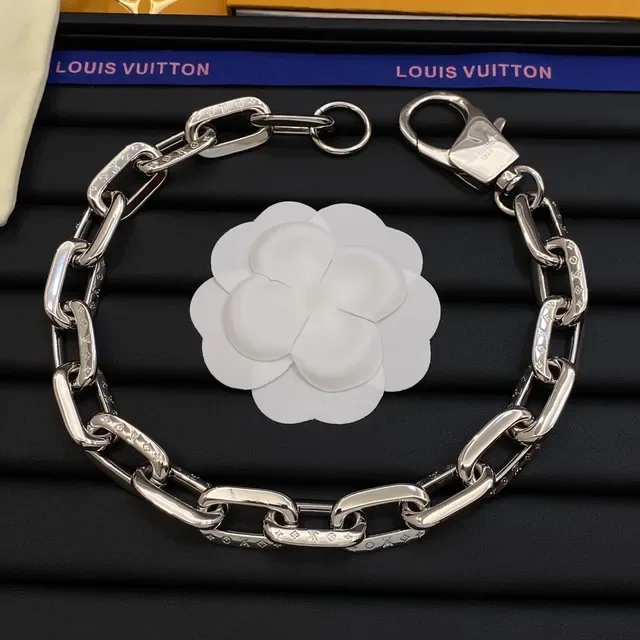 Bracelet Louis Vuitton Chaîne Camélia Argent Blanc Gros Maillon Oval Gravé Monogramme LV 5