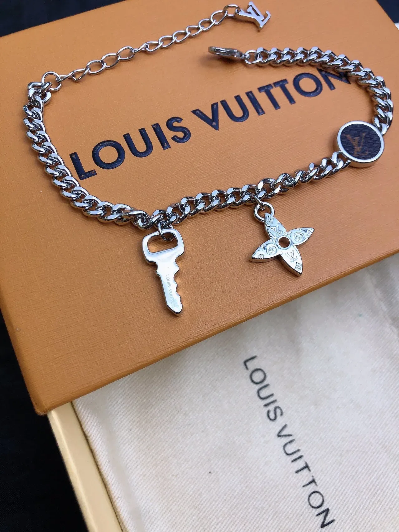 Louis Vuitton Chain Reaction Multi-Charm Pulseira Prata 2
