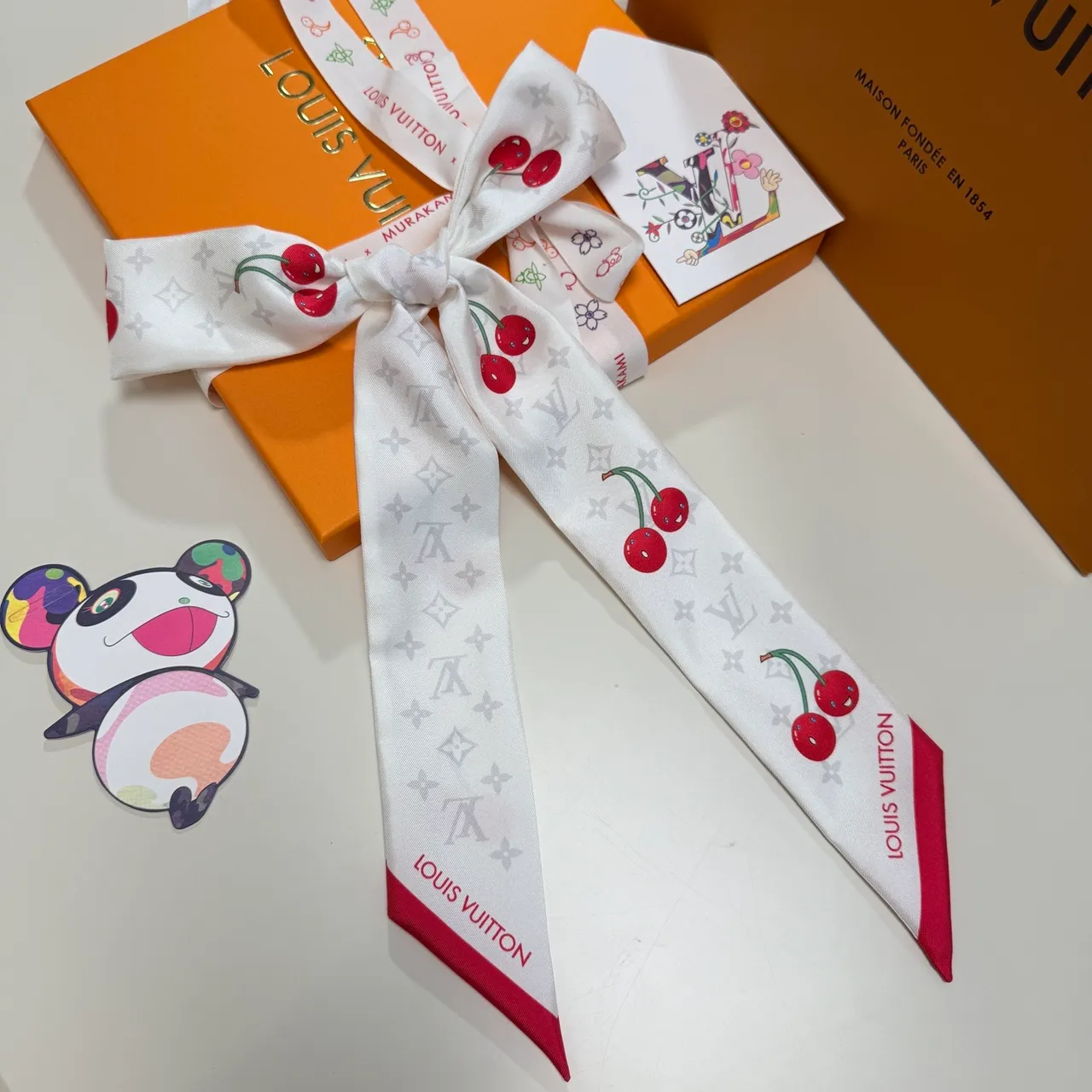 Louis Vuitton Pañuelo de cereza con Monogram Motivo azul y rojo en seda 2