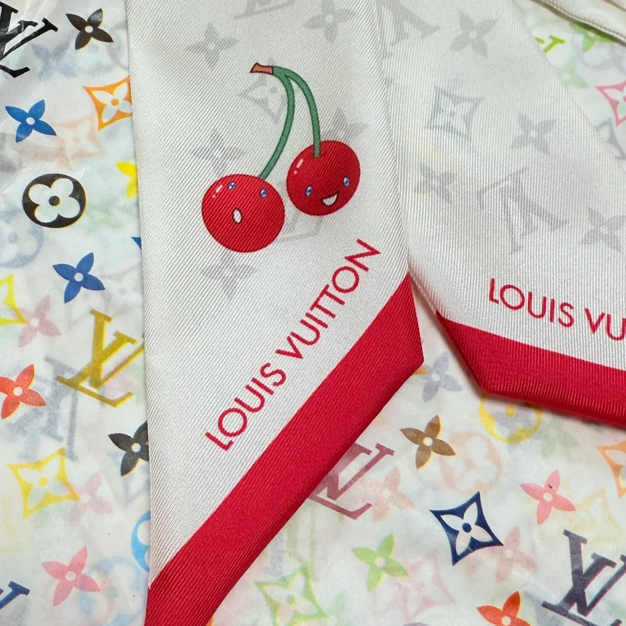 Louis Vuitton Pañuelo de cereza con Monogram Motivo azul y rojo en seda 3
