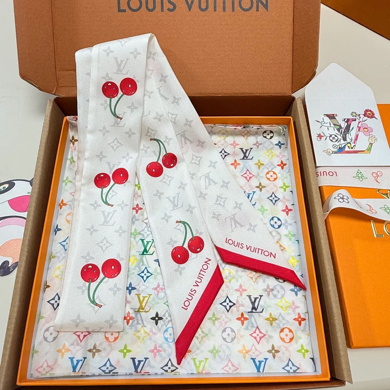 Louis Vuitton Pañuelo de cereza con Monogram Motivo azul y rojo en seda 4
