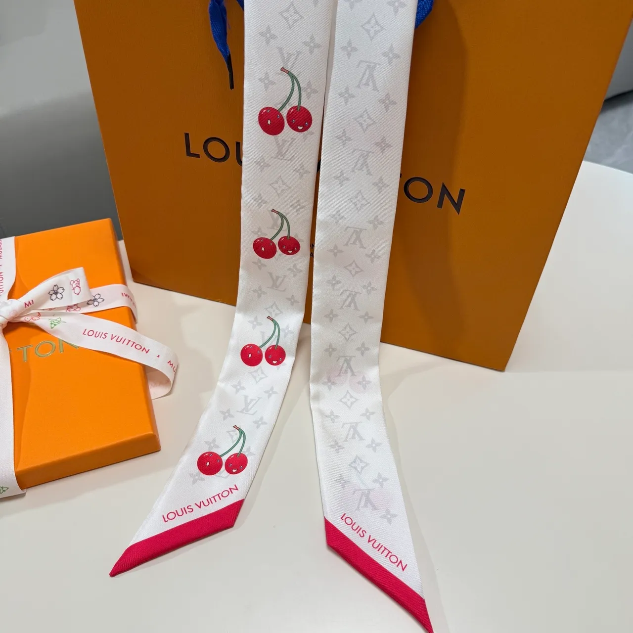 Louis Vuitton Pañuelo de cereza con Monogram Motivo azul y rojo en seda 5