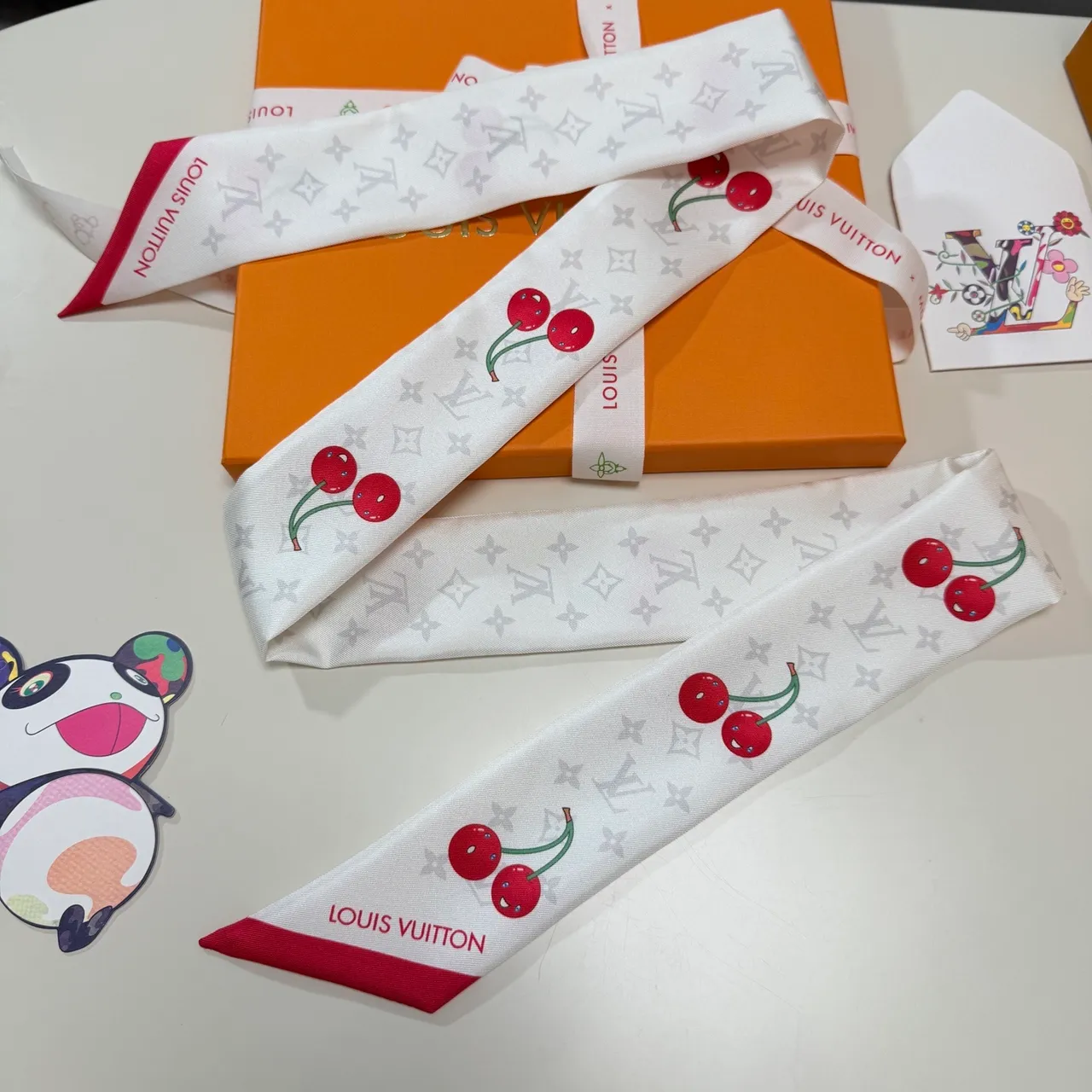Louis Vuitton Pañuelo de cereza con Monogram Motivo azul y rojo en seda 6