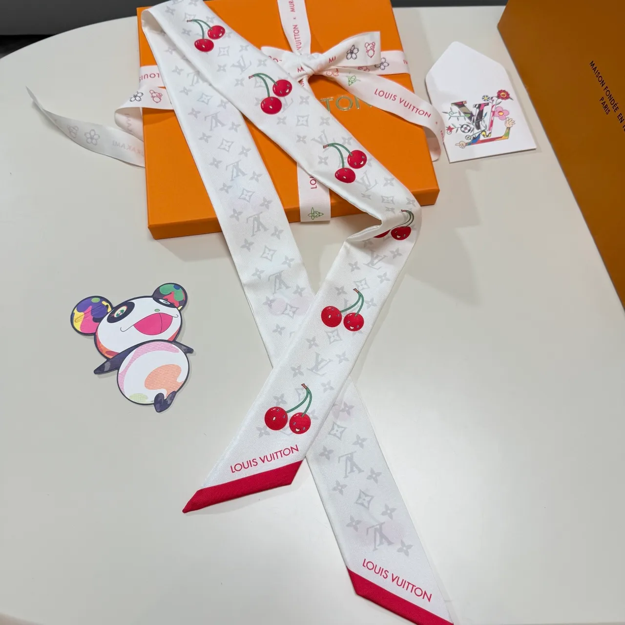 Louis Vuitton Pañuelo de cereza con Monogram Motivo azul y rojo en seda 7